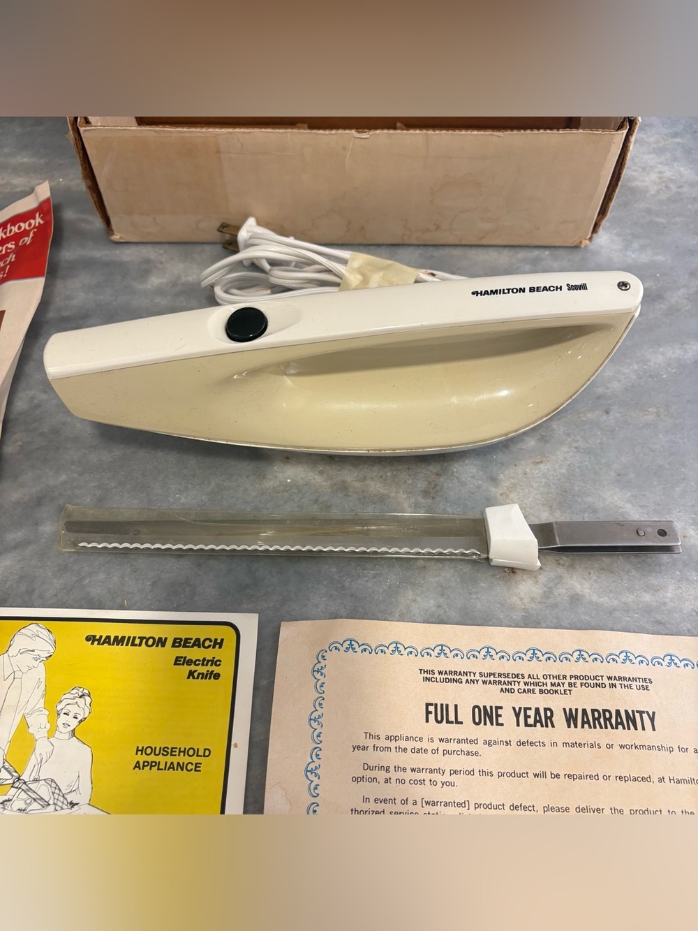 WORKS Hamilton Beach Scovill Electric Knife White 2 Blades OG Box Papers 60s 70s